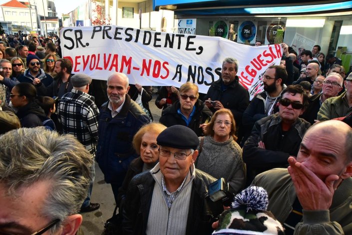 Faixa empunhada pela população de Santo André durante a visita de Marcelo Rebelo de Sousa ao Barreiro, na véspera de Natal