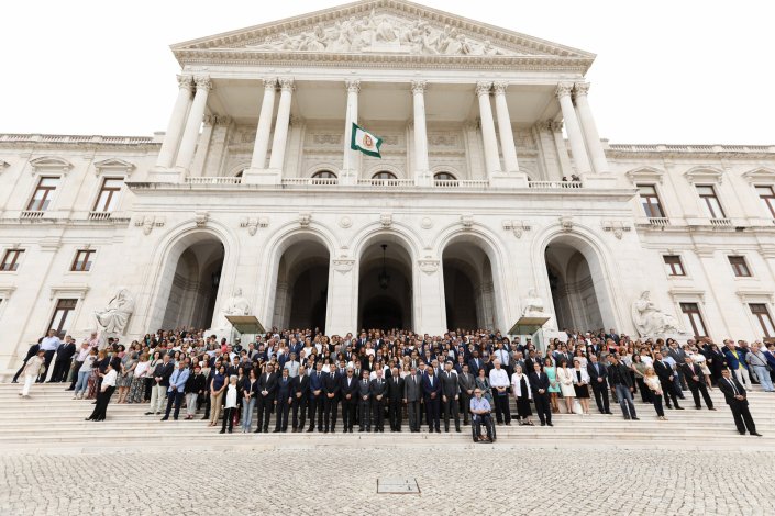 Membros do Governo e da Assembleia da República prestam um minuto de silêncio em homenagem às vitimas dos incêndios no Centro do País, nas escadarias do Parlamento. 21 de Junho de 2017
