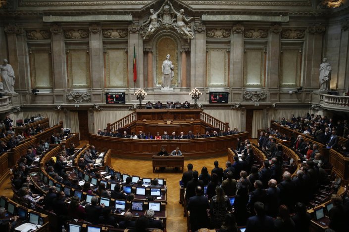Momento em que os deputados do PS, do BE, do PCP, do PEV e do PAN votam a favor do Orçamento do Estado para 2017