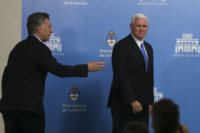 «Não vemos a força como uma opção para resolver o conflito na Venezuela», afirmou Mauricio Macri (à esquerda), numa conferência de imprensa conjunta com o vice-presidente dos EUA, Mike Pence (à direita). 15 de Agosto de 2017