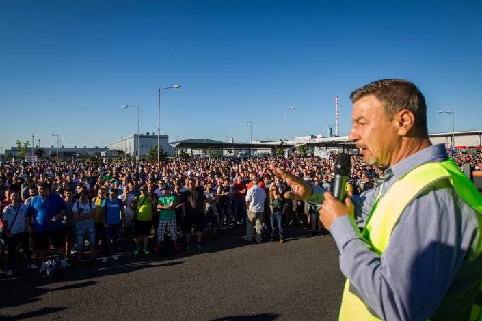 Trabalhadores da Volkswagen Eslováquia reunem-se no exterior da fábrica, no primeiro dia de greve por melhores salários. Devinska Nová Ves, arredores de Bratislava, 20 de Junho de 2017.
