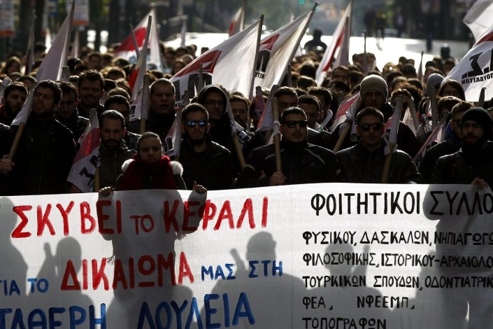 Militantes da PAME na manifestação de ontem, em Atenas