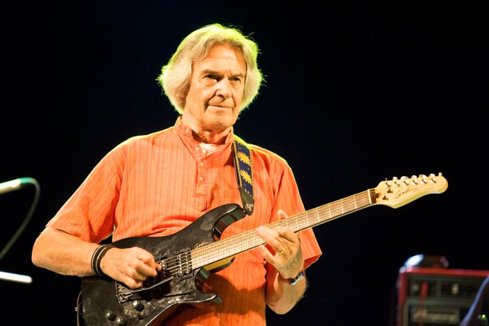 O guitarrista John McLaughlin actua no Porto a 23 e em Lisboa a 24 de Julho