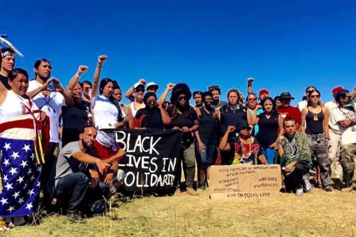 Membros do movimento Black Lives Matter em solidariedade com os manifestantes junto à construção do oleoduto no Dacota do Norte