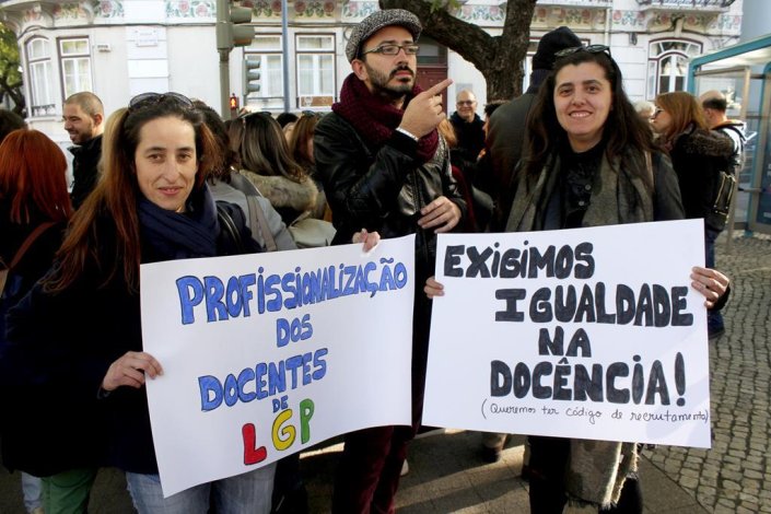 Docentes de Língua Gestual Portuguesa em frente ao Ministério da Educação, em protesto contra a desigualdade com que são tratados