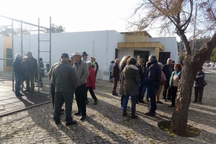 Utentes da Extensão de Saúde de São Bartolomeu de Messines, no concelho de Silves, exigem mais médicos e melhores condições de atendimento