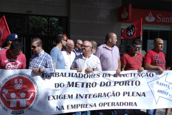 Trabalhadores concentrados junto às instalações da Metro do Porto na passada quinta-feira
