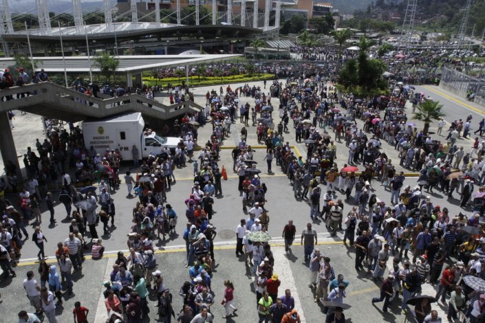 Dizendo «não» à violência da oposição, milhares de pessoas votaram no Poliedro de Caracas