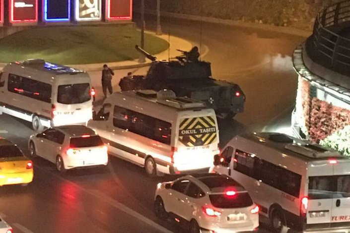 Tanques do exército turco junto ao Aeroporto Ataturk, em Istambul