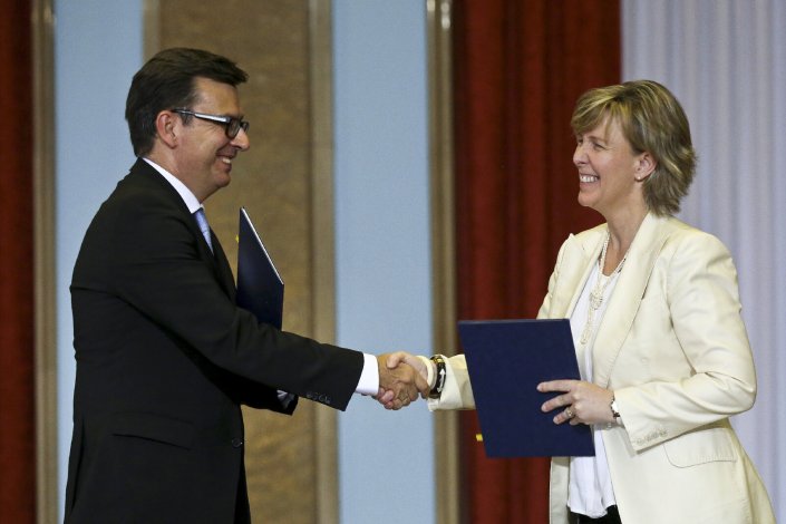 O vice-presidente do Banco Europeu de Investimento (BEI), Román Escolano, cumprimenta a ministra de Estado e das Finanças, Maria Luís Albuquerque, durante a cerimónia de assinatura do Memorando de Entendimento entre o BEI e a República Portuguesa, no ministério das Finanças em Lisboa, 9 de Julho de 2015