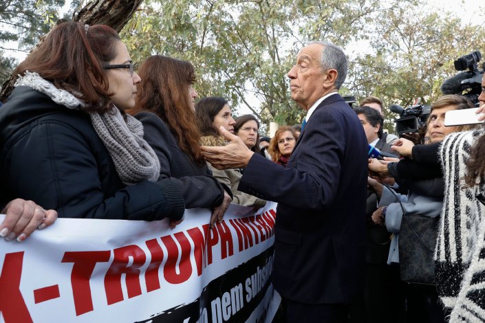 O Presidente da República, Marcelo Rebelo de Sousa, foi surpreendido pelo protesto das trabalhadoras da antiga Triumph, esta manhã, junto da Escola Secundária de Camarate