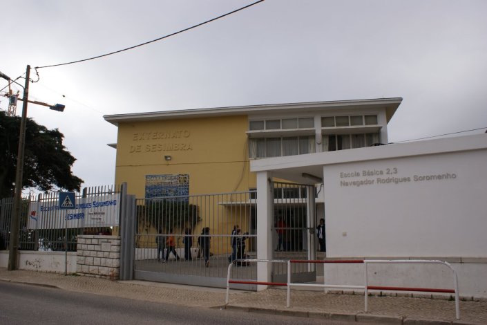 A escola ainda dispõe de pavilhões pré-fabricados com cobertura de amianto
