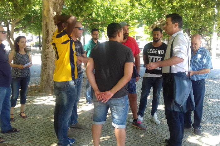 Bruno Dias, deputado do PCP, esteve presente na concentração e contactou com os manifestantes