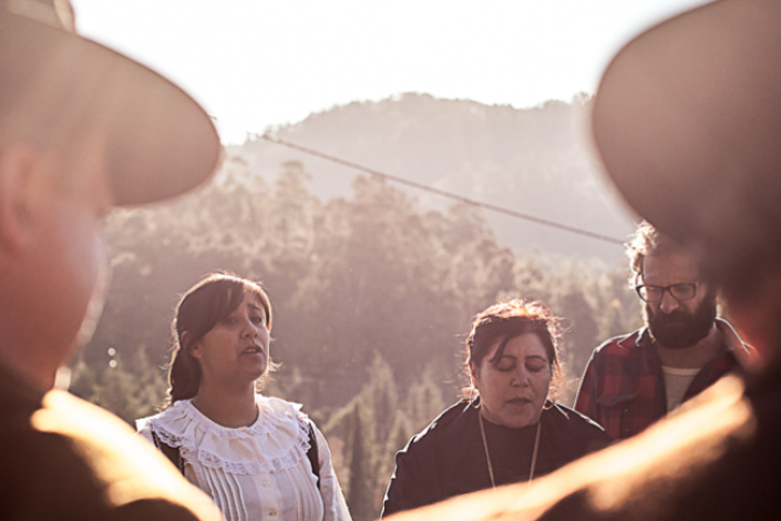 «O povo que ainda canta»