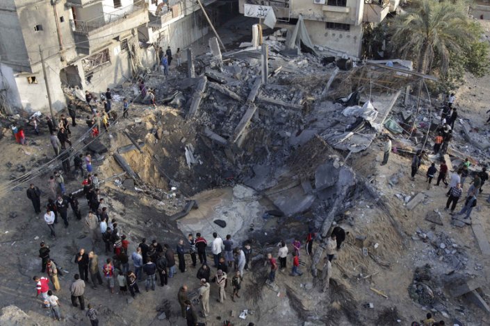 Palestinianos juntam-se após um bombardeamento das forças militares israelitas em Khan Younis, no Sul da Faixa de Gaza, durante a operação levada a cabo em Novembro de 2012