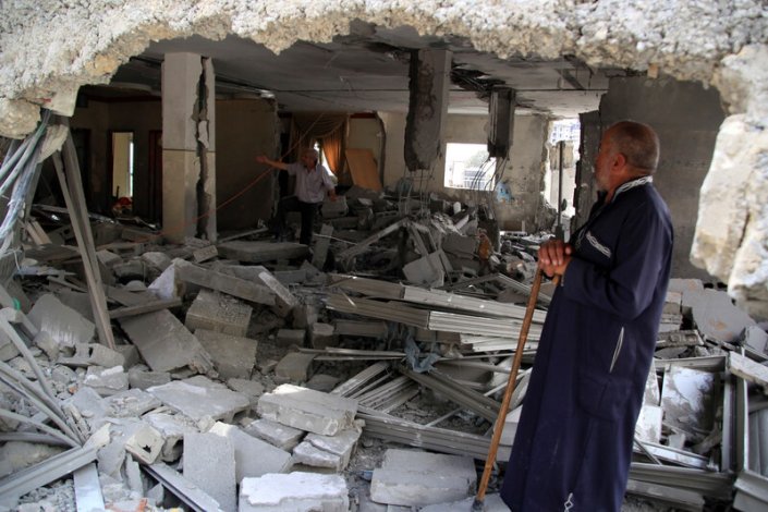 Palestinianos na sua casa, depois de ter sido «punitivamente» demolida (foto de arquivo)