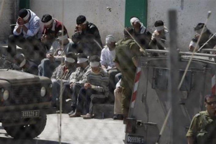 Presos palestinianos de olhos vendados num centro de detenção israelita (foto de arquivo)