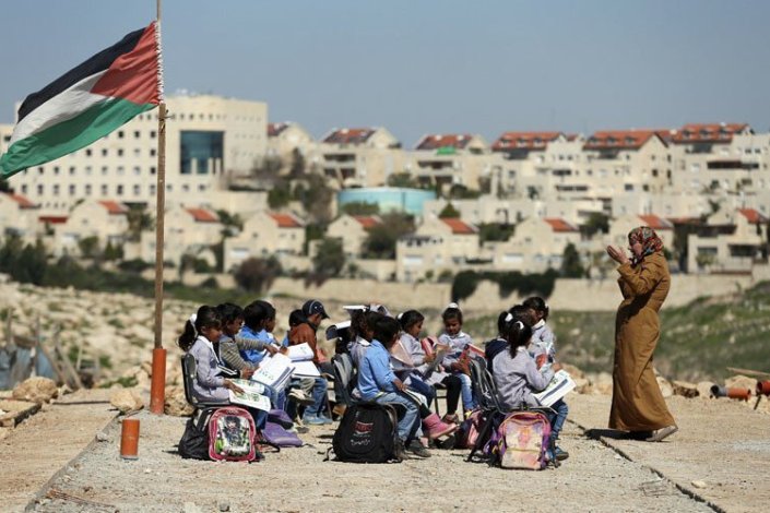 Crianças palestinianas têm aulas ao ar livre, depois de Israel ter destruído uma escola na Margem Ocidental ocupada (imagem de arquivo)