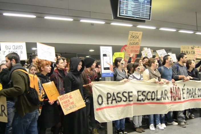 Flashmob com cerca de 200 estudantes do Ensino Superior, na estação de metro da Trindade, no Porto, contra o fim do passe escolar. 14 de Dezembro de 2011