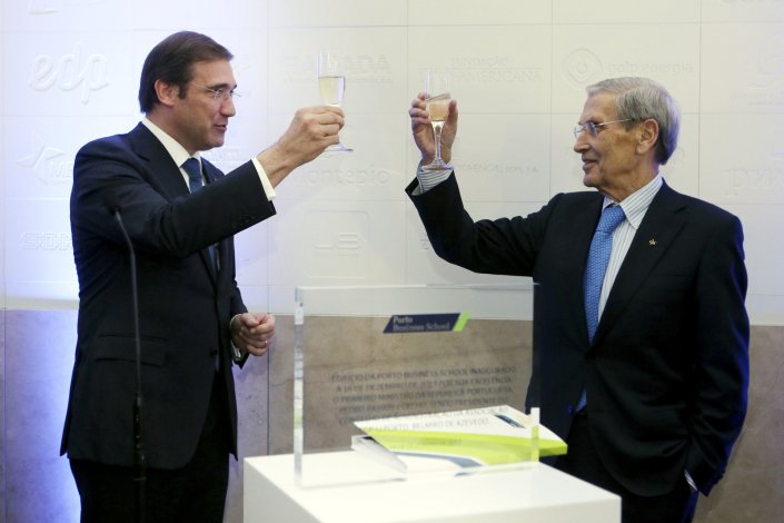 O presidente do PSD, Pedro Passos Coelho, brinda com Belmiro de Azevedo, o quarto mais rico de Portugal, durante a inauguração das novas instalações da Porto Business School, em Matosinhos. 16 Dezembro 2013