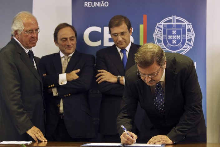 O secretário-geral da UGT, Carlos Silva, assina acordo para o aumento do SMN para 505 euros entre as confederações patronais, o Governo e a UGT, sob o olhar do primeiro-ministro, Pedro Passos Coelho, do vice-primeiro-ministro, Paulo Portas, e de Silva Peneda, a 24 de Setembro de 2014