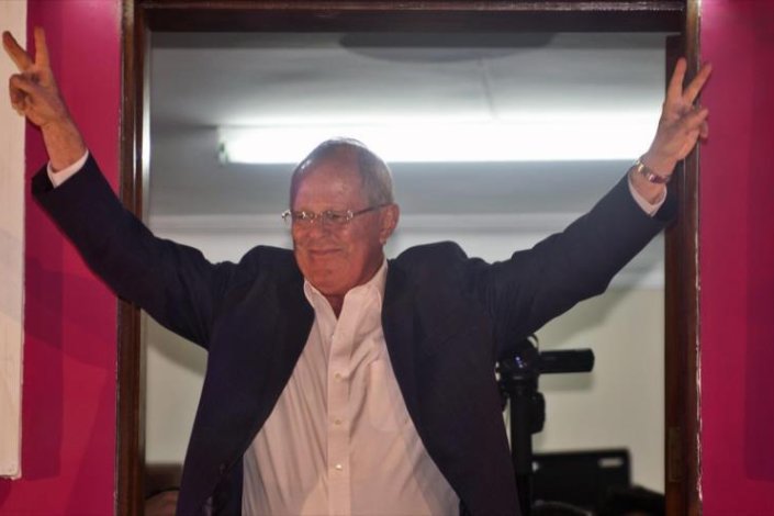 O candidato de Peruanos Por el Kambio celebra os resultados preliminares das eleições presidenciais