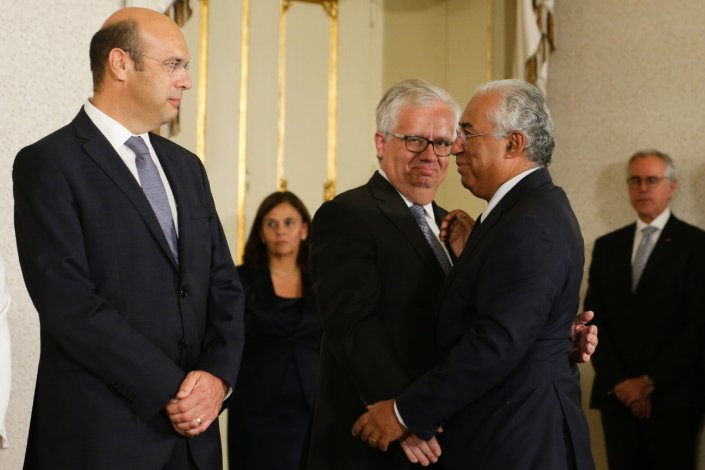 O primeiro-ministro António Costa cumprimenta o novo ministro da Administração Interna, Eduardo Cabrita, observado pelo novo ministro Adjunto, Pedro Siza Vieira, na cerimónia de posse no Palácio de Belém, 21 de Outubro de 2017, em Lisboa