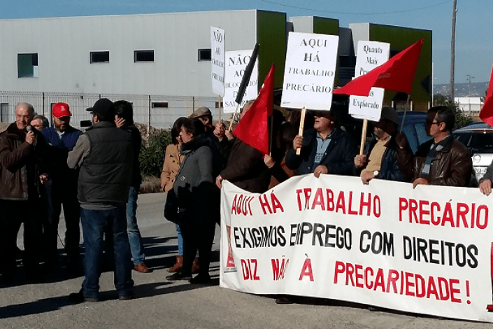 Concentração realizada por trabalhadores, dirigentes e delegados sindicais do sector químico junto à PLASFIL