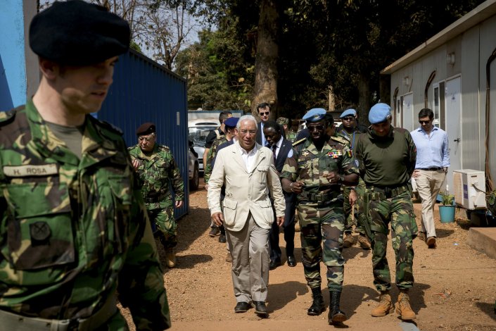 O primeiro-ministro, António Costa, durante a visita ao campo onde estão instalados os militares portugueses, em Bangui, República Centro-Africana, 13 de Fevereiro de 2017