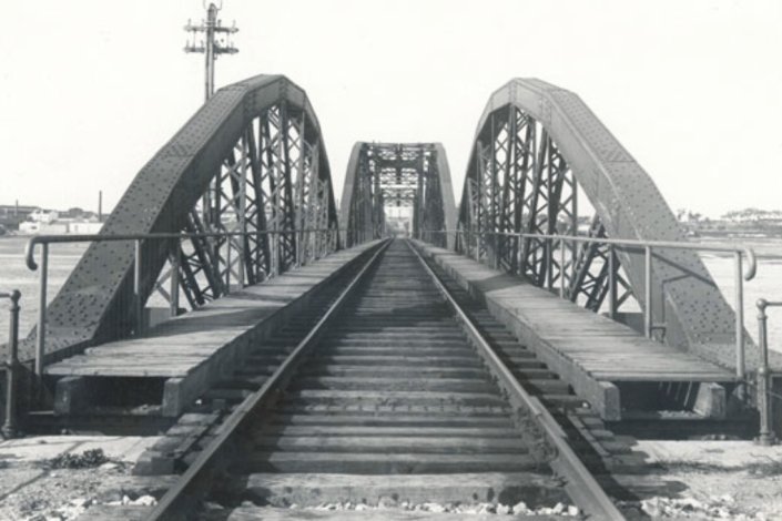 Foto da ponte antiga que ligou o Seixal e o Barreiro, entre 1923 e 1969
