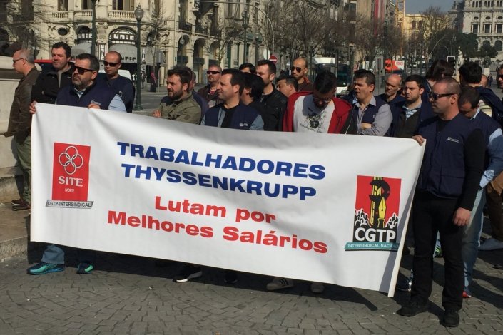 Concentração de trabalhadores da Thyssenkrupp Elevadores Portugal na Avenida dos Aliados, no Porto, em Fevereiro de 2017