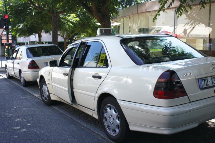 Associações opõem-se à desregulamentação do sector do táxi