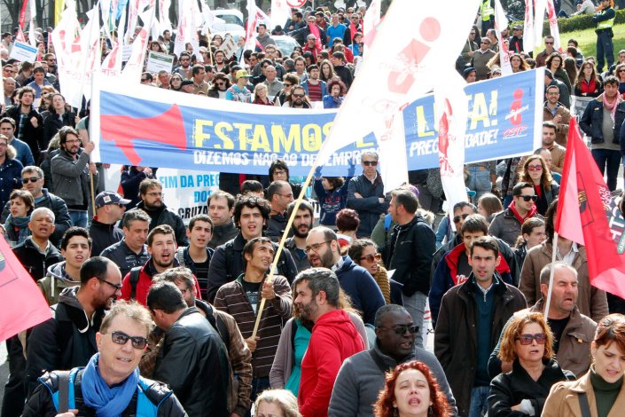 Os jovens são fortemente atingidos pelo trabalho precário