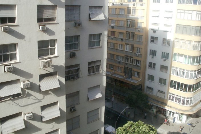 Uma rede de empresas leva clientes a assinar um contrato de compra e venda do seu imóvel em troca do valor das suas dívidas