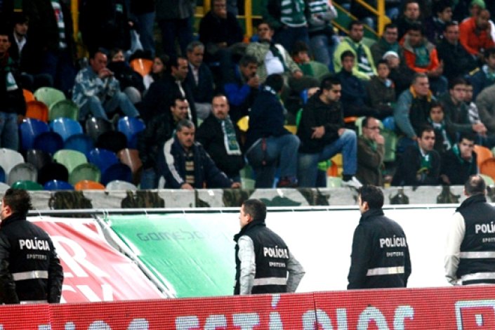 O policiamento das competições desportivas profissionais estende-se, em muitos casos, para fora do recinto dos eventos