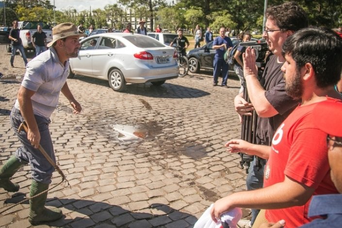 O PT informa que, segundos depois desta foto, o agressor começou às chibatadas