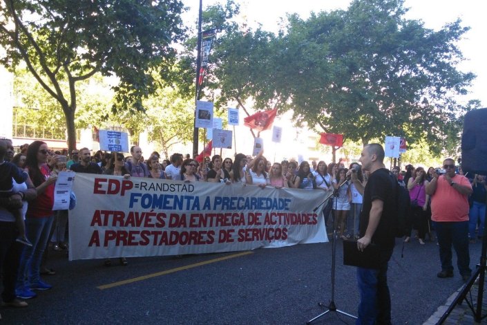 Centenas de trabalhadores protestam à porta da Randstad
