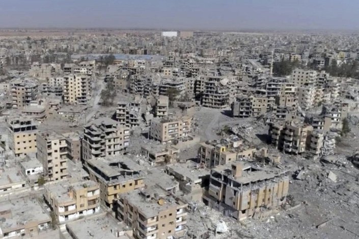 A cidade de Raqqa, destruída pelos bombardeamentos da aviação e da artilharia, após intensos meses de combate