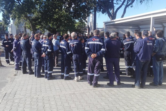 Trabalhadores reunidos em plenário