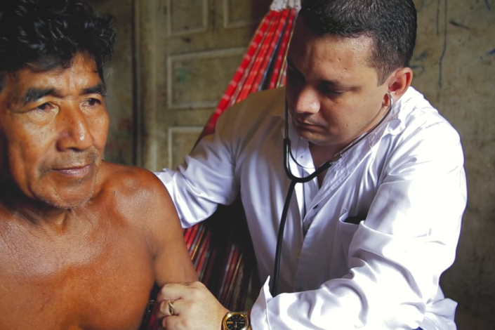 Médico cubano atende doente numa reserva indígena