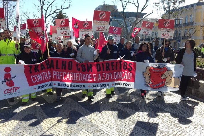 O «roteiro contra a precariedade» iniciou-se hoje com um desfile em Setúbal