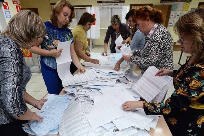 O partido Rússia Unida, do presidente Valdimir Putin, saiu bastante reforçado nas eleições legislativas realizadas este domingo, 18