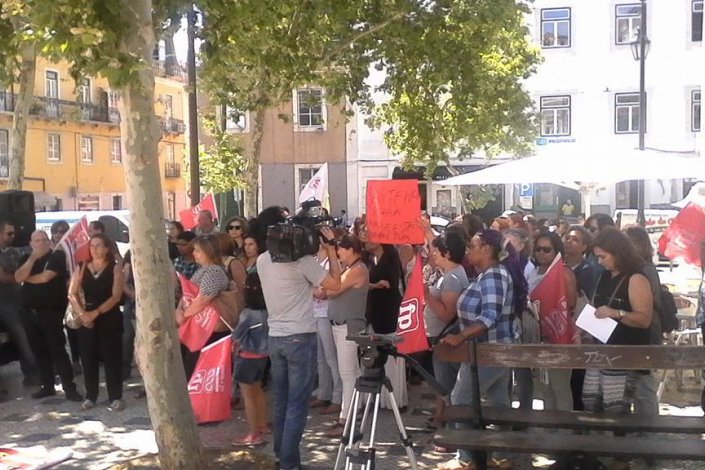 Trabalhadores estiveram hoje concentrados em frente à sede da instituição