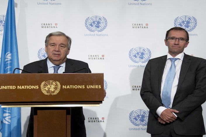 Conferência de imprensa em que António Guterres (acompanhado por Espen Eide, seu conselheiro especial para Chipre) anunciou o encerramento das conversações