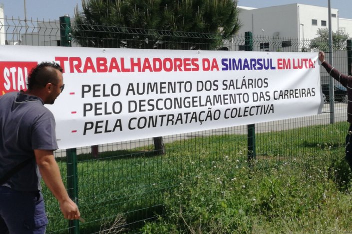 Pano afixado à porta da empresa pelos trabalhadores da SIMARSUL