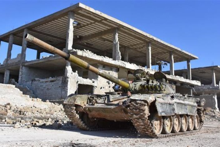 Um tanque do Exército sírio avança no bairro de Maysdar, em Alepo Oriental