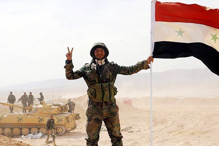 Um soldado do Exército Árabe Sírio faz o sinal da vitória em Deir ez-Zor (Setembro de 2017)