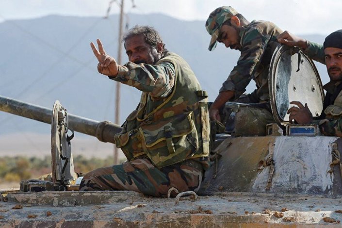 Soldados do Exército Árabe Sírio pouco depois do levantamento do cerco a Deir ez-Zor (Setembro de 2017)