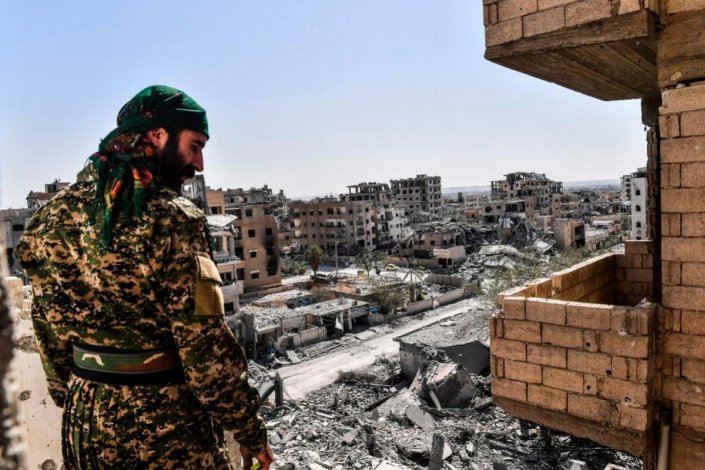 Combatente das Forças Democráticas Sírias, maioritariamente curdas e apoiadas pelos EUA, em Raqqa