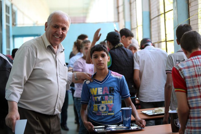 No acampamento de Yarmuk, estudantes dos vários graus de ensino têm conseguido estudar e fazer os exames, apesar de acossados pelas forças terroristas